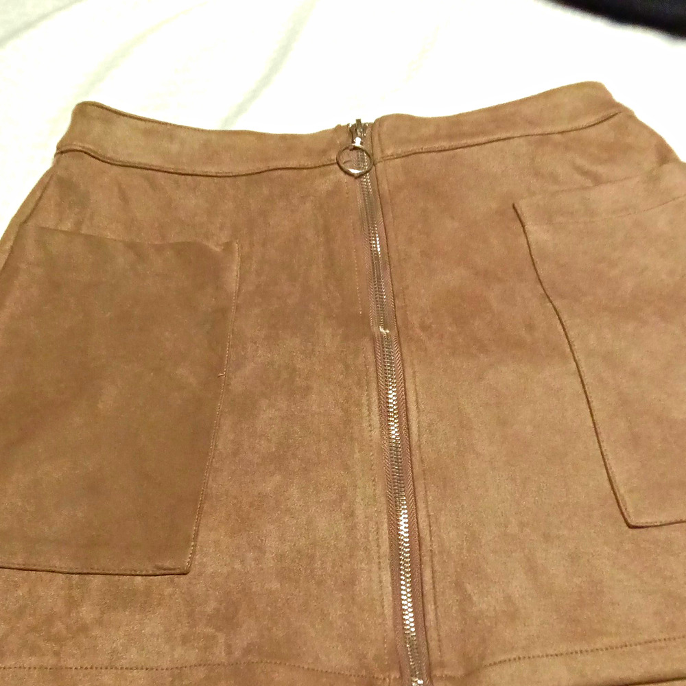 Fashion on Earth Women's Brown Faux Suede Mini Skirt Sz M Zip Front Pockets